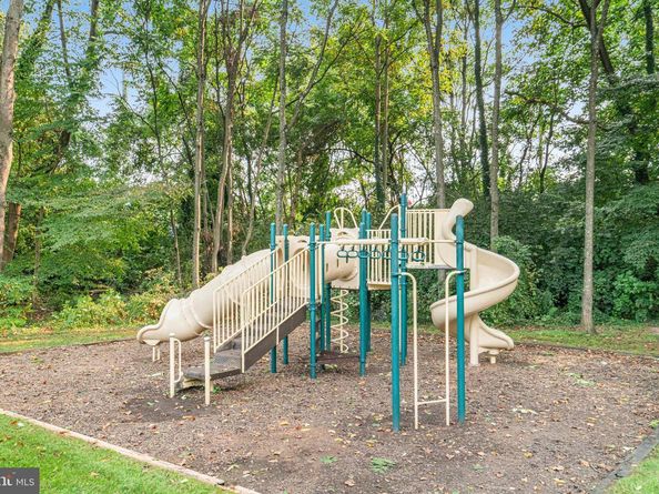 6137 Leesburg Pike 406, Falls Church VA 22041