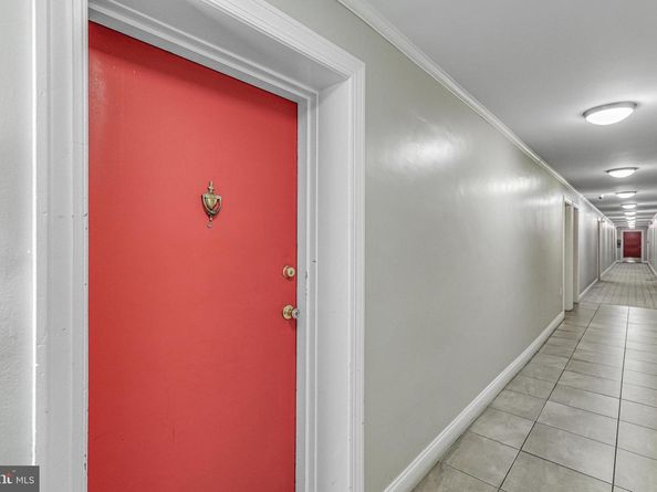 6137 Leesburg Pike 406, Falls Church VA 22041