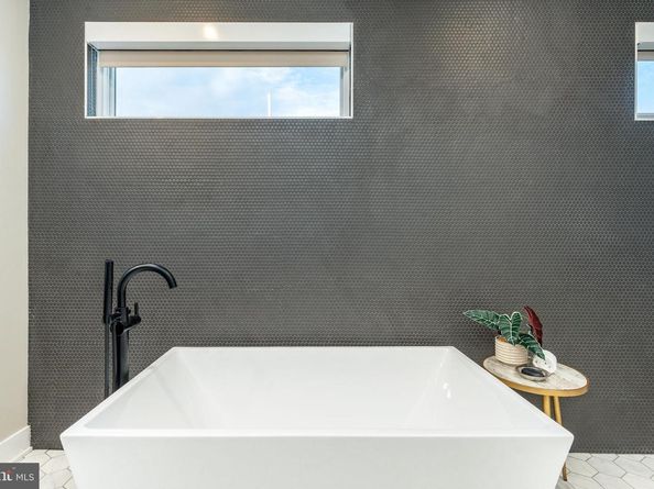 2103 League Ct, Philadelphia PA 19146