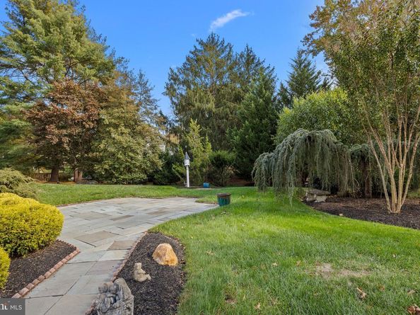 17 Averstone Drive E, Washington Crossing PA 18977