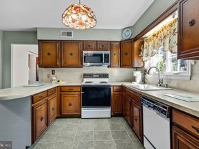 17 Averstone Drive E, Washington Crossing PA 18977