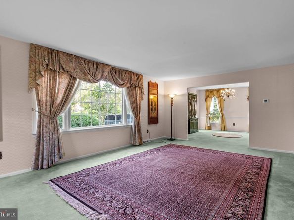 17 Averstone Drive E, Washington Crossing PA 18977