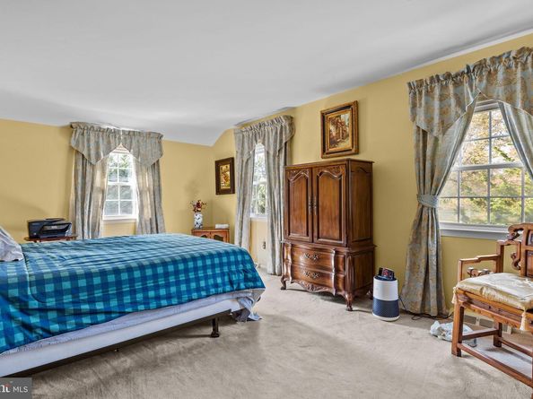 17 Averstone Drive E, Washington Crossing PA 18977