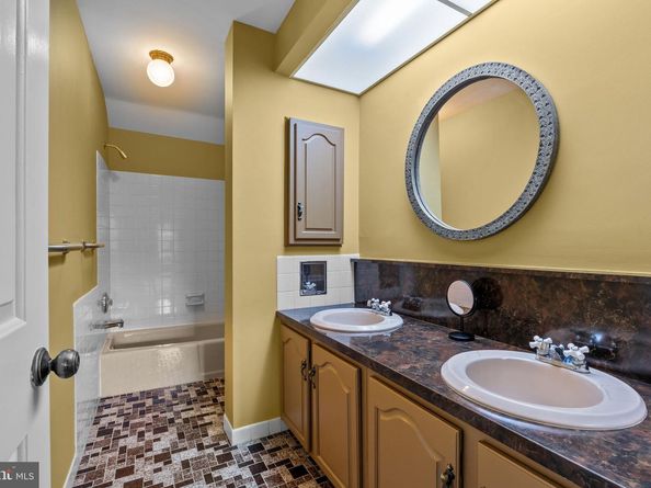 17 Averstone Drive E, Washington Crossing PA 18977