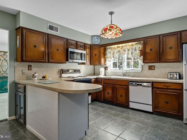17 Averstone Drive E, Washington Crossing PA 18977