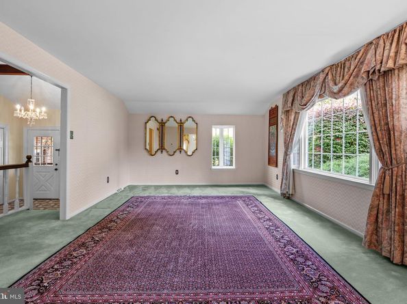 17 Averstone Drive E, Washington Crossing PA 18977