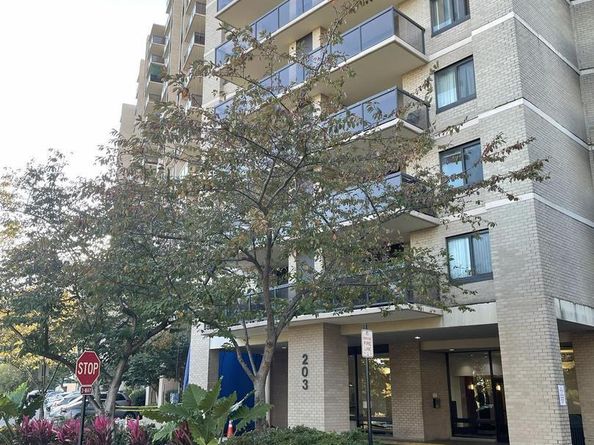 203 Yoakum Parkway 1807, Alexandria VA 22304