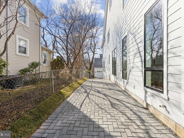 2150 N Stafford Street, Arlington VA 22207