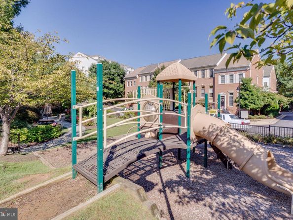4667 Longstreet Lane 105, Alexandria VA 22311