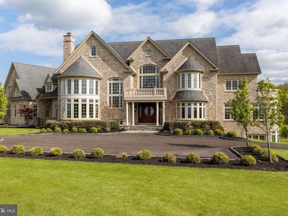 10 Stonebridge Crossing Road, Newtown PA 18940