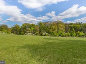 10 Stonebridge Crossing Road, Newtown PA 18940