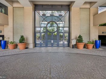 7 N Christopher Columbus Blvd Boulevard N