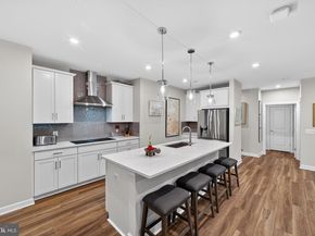 21630 Hawksbill High Circle 204, Sterling VA 20164