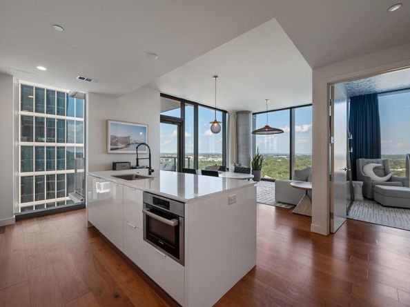 44 East Ave 2007, Austin TX 78701