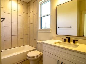 2608 Bristol DR A B, Austin TX 78723