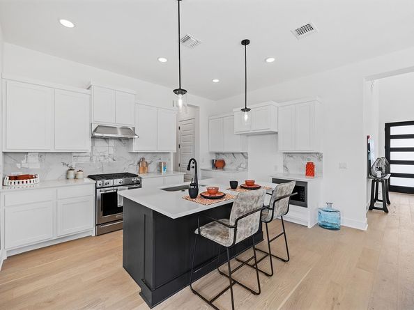 604 Grapeleaf DR, Lakeway TX 78738