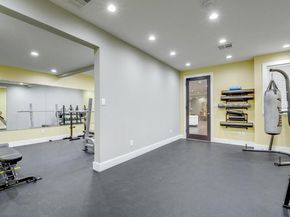 935 La Posada DR 128, Austin TX 78752