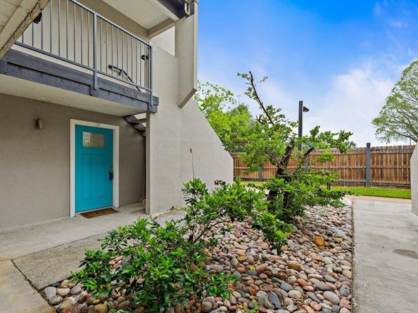 935 La Posada DR 128, Austin TX 78752