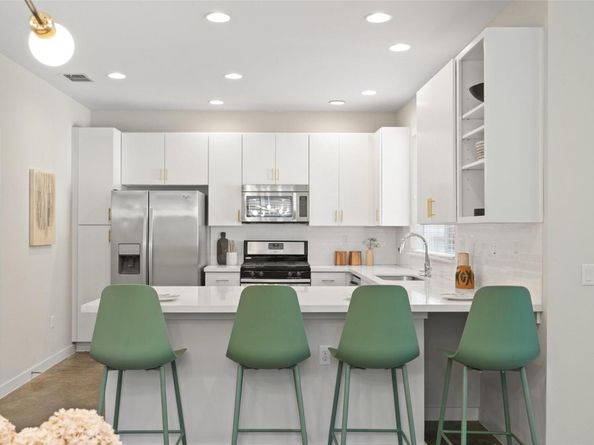 3001 Del Curto RD 11, Austin TX 78704