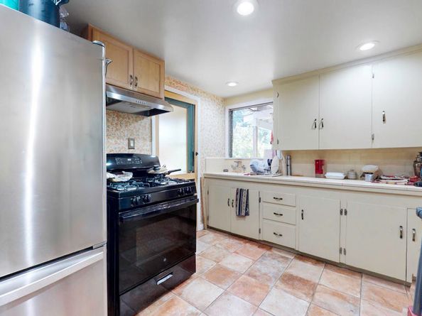 405 Mission Road, Glendale CA 91205