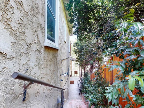 405 Mission Road, Glendale CA 91205