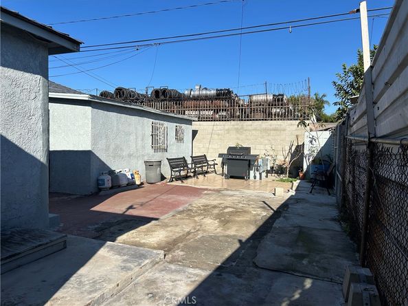 2011 E Elizabeth, Compton CA 90221