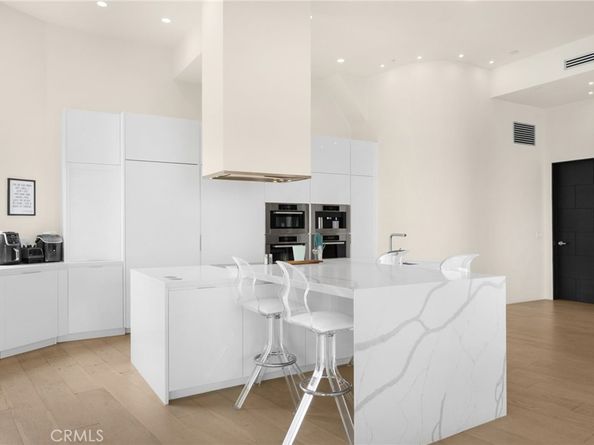 1609 Viewmont Drive, Los Angeles CA 90069