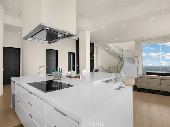 1609 Viewmont Drive, Los Angeles CA 90069