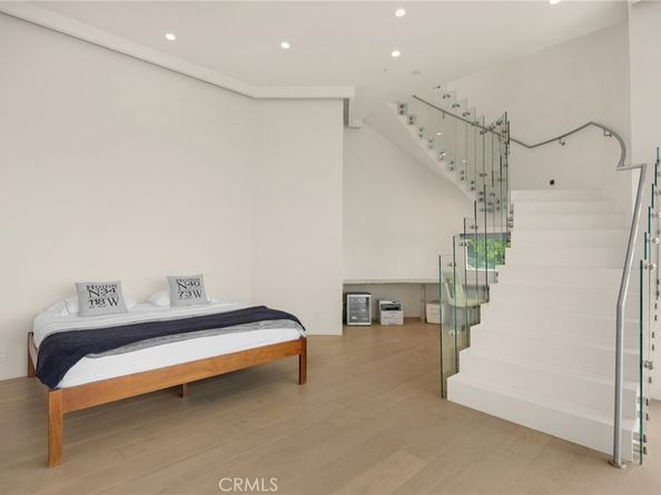 1609 Viewmont Drive, Los Angeles CA 90069