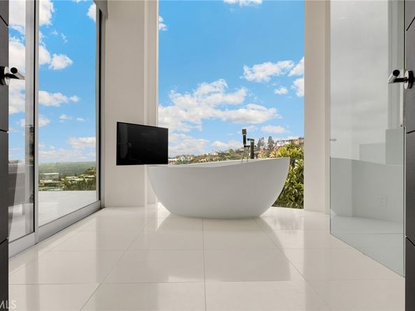 1609 Viewmont Drive, Los Angeles CA 90069
