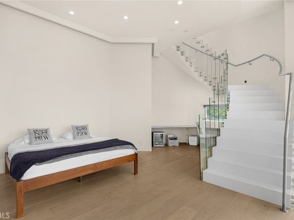 1609 Viewmont Drive, Los Angeles CA 90069