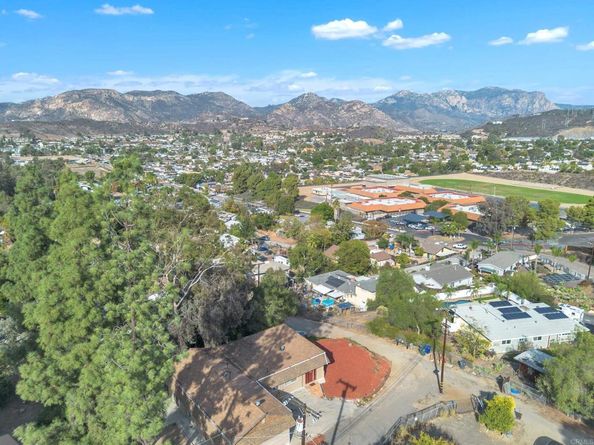 9518 Cypress St, Lakeside CA 92040