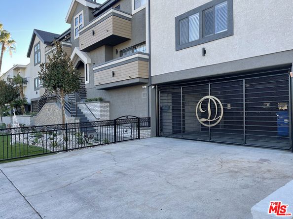 5325 Denny Avenue, North Hollywood CA 91601