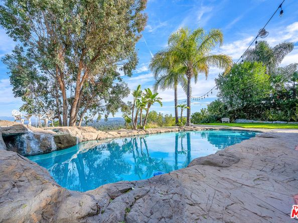 6024 Woodland View Drive, Woodland Hills CA 91367