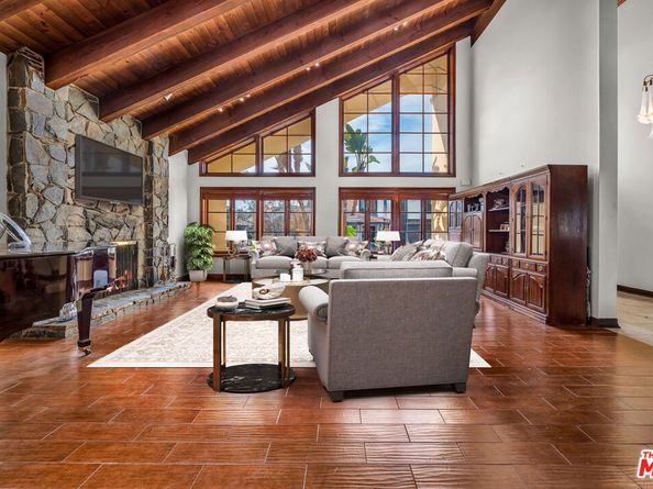 6024 Woodland View Drive, Woodland Hills CA 91367