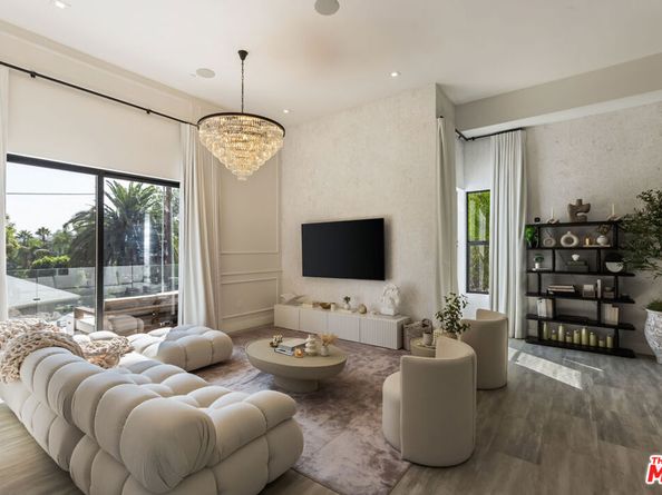 4967 Llano Drive, Woodland Hills CA 91364
