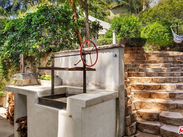 8421 Kirkwood Drive, Los Angeles CA 90046