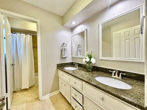 2514 Nantucket Drive C, Houston TX 77057
