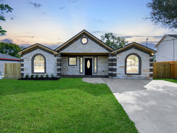 8214 Woodlyn Road, Houston TX 77028