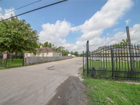 6309 E Houston Road, Houston TX 77028