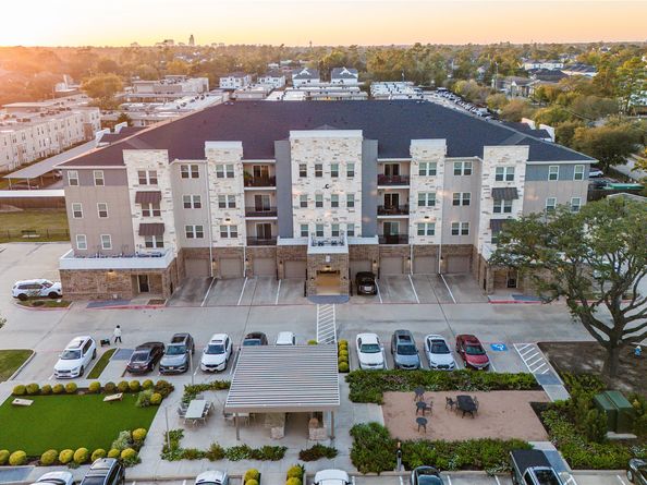 6804 Westview Drive 3404, Houston TX 77055