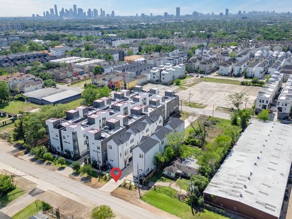 1177 W 19th Street, Houston TX 77008