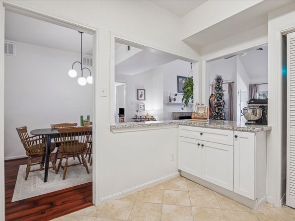 2100 Tanglewilde Street 318, Houston TX 77063