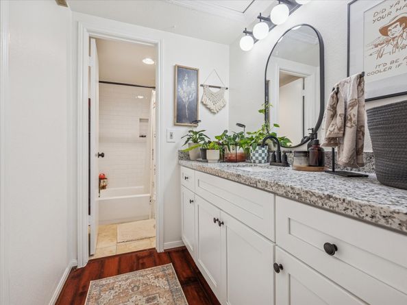 2100 Tanglewilde Street 318, Houston TX 77063