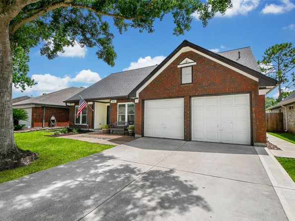 16022 Surrey Woods Drive, Friendswood TX 77546