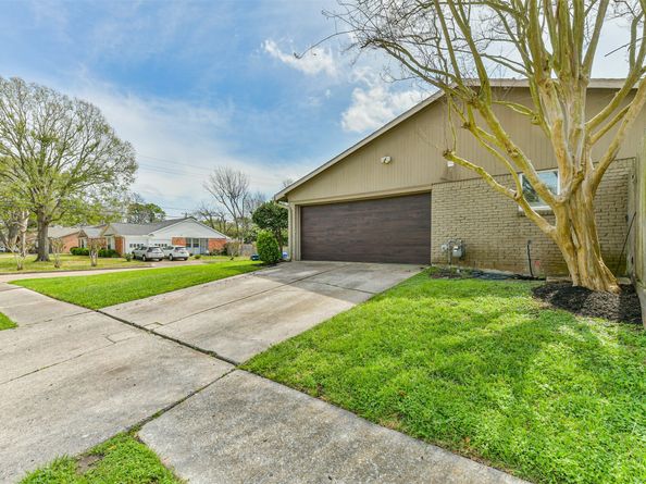 10902 Braewick Drive, Houston TX 77096