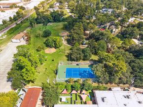 1050 W 42nd Street, Houston TX 77018