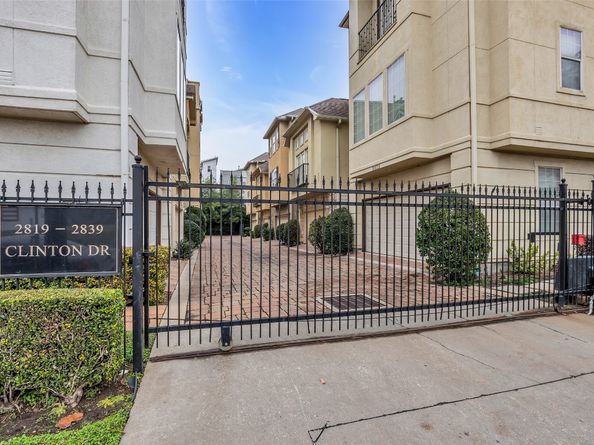 2835 Clinton Drive, Houston TX 77020