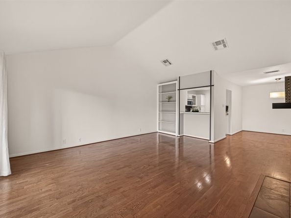 2829 Timmons Lane 144, Houston TX 77027