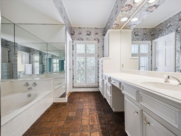 6103 Valley Forge Drive C, Houston TX 77057